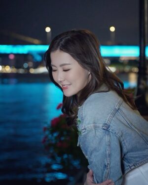 Moon Lau Instagram - 最近到廣州工作，好多嘢玩又好多嘢食🤩 雖然只係得短短幾日，但真係好感謝廣州嘅朋友仔咁熱情又友善！行程匆匆，心中卻是暖暖的♥️

溫馨提示，天氣轉涼，皮膚都容易因為轉季而乾燥，大家記得出門要帶多件衫同埋飲多啲水呀♥️♥️♥️

Jacket by @misssixty 💋