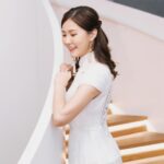 Moon Lau Instagram - 感謝上海灘的邀請 @shanghaitang 很榮幸參與《宋懷桂：藝術先鋒與時尚教母》的開幕♥️ 好開心可以穿上這件優雅知性的服裝在M 行show，傳統旗袍與時尚裙子的結合，展示出女性閃耀✨而獨特的美態。 突然想起 紅色和綠色，是對比， 亦是互補。 Courtesy of M Photographer: @mformc @michaelcwchiu Fashion Styling: @vicovicvic Hair & Makeup: @melodychiumakeup @mrkingyip Wardrobe from @shanghaitang @mplusmuseumshop @mplusmuseum @westkowloon #shanghaitang #上海滩 #akeLifeAParty #將人生變成一場盛宴 #mperialTailoring #MPlusMuseum #mplus博物館 #MadameSong #宋懷桂