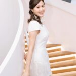 Moon Lau Instagram - 感謝上海灘的邀請 @shanghaitang 很榮幸參與《宋懷桂：藝術先鋒與時尚教母》的開幕♥️ 好開心可以穿上這件優雅知性的服裝在M 行show，傳統旗袍與時尚裙子的結合，展示出女性閃耀✨而獨特的美態。 突然想起 紅色和綠色，是對比， 亦是互補。 Courtesy of M Photographer: @mformc @michaelcwchiu Fashion Styling: @vicovicvic Hair & Makeup: @melodychiumakeup @mrkingyip Wardrobe from @shanghaitang @mplusmuseumshop @mplusmuseum @westkowloon #shanghaitang #上海滩 #akeLifeAParty #將人生變成一場盛宴 #mperialTailoring #MPlusMuseum #mplus博物館 #MadameSong #宋懷桂