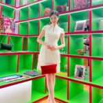 Moon Lau Instagram - 感謝上海灘的邀請 @shanghaitang 很榮幸參與《宋懷桂：藝術先鋒與時尚教母》的開幕♥️ 好開心可以穿上這件優雅知性的服裝在M 行show，傳統旗袍與時尚裙子的結合，展示出女性閃耀✨而獨特的美態。 突然想起 紅色和綠色，是對比， 亦是互補。 Courtesy of M Photographer: @mformc @michaelcwchiu Fashion Styling: @vicovicvic Hair & Makeup: @melodychiumakeup @mrkingyip Wardrobe from @shanghaitang @mplusmuseumshop @mplusmuseum @westkowloon #shanghaitang #上海滩 #akeLifeAParty #將人生變成一場盛宴 #mperialTailoring #MPlusMuseum #mplus博物館 #MadameSong #宋懷桂
