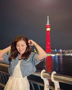Moon Lau Instagram - 最近到廣州工作，好多嘢玩又好多嘢食🤩 雖然只係得短短幾日，但真係好感謝廣州嘅朋友仔咁熱情又友善！行程匆匆，心中卻是暖暖的♥️

溫馨提示，天氣轉涼，皮膚都容易因為轉季而乾燥，大家記得出門要帶多件衫同埋飲多啲水呀♥️♥️♥️

Jacket by @misssixty 💋