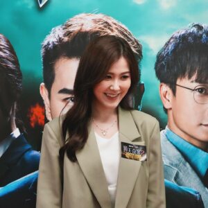 Moon Lau Instagram - 喺佢隔離，永遠都係再白兩度😂 @cheungwinghong 所以燈光師好多時都唔知就佢定就我好🤣🤣🤣 丫呢幾日好多人問：上輯你(尤麗)唔係死咗㗎咩？點解返生嘅？假死呀？雙胞胎妹妹返嚟報仇？😱 嘻嘻嘻嘻，邊有咁簡單🤭🤭 總之呢，有3個tips:🤩
1. 尤麗真係死咗，但精神長存，如果掛住佢可以睇返第一季😂
2. 一定唔係孖生呀妹咁老土😏
3. 睇已發布嘅劇照，你覺得造型比你係咩感覺/性格？
請大家盡情發揮想像力，我都好想知你哋嘅創意小天地😂😂🤩🤩 留言見♥️♥️♥️