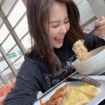 Moon Lau Instagram - 突然已經七月中了🍀☀️ 最近除了工作拍劇直播，盡力抽時間看了幾本書，看了幾部戲和劇，學了幾樣新東西，食咗幾個公仔麵😂 今天風球走了，我又跑去工作了😂 我不喜歡自己過於緊張和繁忙的壓迫，但更討厭虛度年華。中庸之道就是該耍廢時盡力耍廢，該努力時用盡全力做好所有。最後的照片是茶餐廳的師傅為我打氣🤩這加油，暖了我一整天🥰🥰🥰🫶🏻🫶🏻🫶🏻