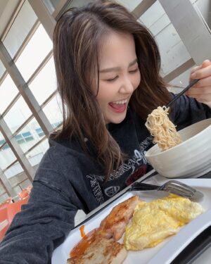 Moon Lau Instagram - 突然已經七月中了🍀☀️ 最近除了工作拍劇直播，盡力抽時間看了幾本書，看了幾部戲和劇，學了幾樣新東西，食咗幾個公仔麵😂 今天風球走了，我又跑去工作了😂 我不喜歡自己過於緊張和繁忙的壓迫，但更討厭虛度年華。中庸之道就是該耍廢時盡力耍廢，該努力時用盡全力做好所有。最後的照片是茶餐廳的師傅為我打氣🤩這加油，暖了我一整天🥰🥰🥰🫶🏻🫶🏻🫶🏻