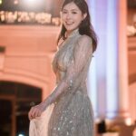 Moon Lau Instagram - 感恩 感動 很難忘的一個晚上♥️ 十年以來 遇到很多美好 很多愛 感謝一切 來得簡單而真摯 我們因為熱愛 所以熱情 且熱誠 衷心祝賀所有得獎的好友和同事 大家一起為夢想而奮鬥和努力🌟 待續…♥️ Makeup by @angelashum @angelashummakeup Hair by @ms.mattlau @mattlau_makeup Gown by @liliankan @kanalili (Unlimited support) by @ydolemw