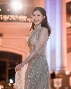 Moon Lau Instagram - 感恩 感動 很難忘的一個晚上♥️ 十年以來 遇到很多美好 很多愛 感謝一切 來得簡單而真摯 我們因為熱愛 所以熱情 且熱誠 衷心祝賀所有得獎的好友和同事 大家一起為夢想而奮鬥和努力🌟 待續…♥️ Makeup by @angelashum @angelashummakeup Hair by @ms.mattlau @mattlau_makeup Gown by @liliankan @kanalili (Unlimited support) by @ydolemw