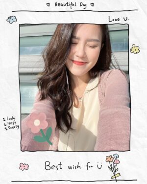 Moon Lau Instagram - 突然已經七月中了🍀☀️ 最近除了工作拍劇直播，盡力抽時間看了幾本書，看了幾部戲和劇，學了幾樣新東西，食咗幾個公仔麵😂 今天風球走了，我又跑去工作了😂 我不喜歡自己過於緊張和繁忙的壓迫，但更討厭虛度年華。中庸之道就是該耍廢時盡力耍廢，該努力時用盡全力做好所有。最後的照片是茶餐廳的師傅為我打氣🤩這加油，暖了我一整天🥰🥰🥰🫶🏻🫶🏻🫶🏻