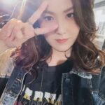 Moon Lau Instagram - 喺佢隔離，永遠都係再白兩度😂 @cheungwinghong 所以燈光師好多時都唔知就佢定就我好🤣🤣🤣 丫呢幾日好多人問：上輯你(尤麗)唔係死咗㗎咩？點解返生嘅？假死呀？雙胞胎妹妹返嚟報仇？😱 嘻嘻嘻嘻，邊有咁簡單🤭🤭 總之呢，有3個tips:🤩 1. 尤麗真係死咗，但精神長存，如果掛住佢可以睇返第一季😂 2. 一定唔係孖生呀妹咁老土😏 3. 睇已發布嘅劇照，你覺得造型比你係咩感覺/性格？ 請大家盡情發揮想像力，我都好想知你哋嘅創意小天地😂😂🤩🤩 留言見♥️♥️♥️