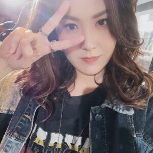 Moon Lau Instagram - 喺佢隔離，永遠都係再白兩度😂 @cheungwinghong 所以燈光師好多時都唔知就佢定就我好🤣🤣🤣 丫呢幾日好多人問：上輯你(尤麗)唔係死咗㗎咩？點解返生嘅？假死呀？雙胞胎妹妹返嚟報仇？😱 嘻嘻嘻嘻，邊有咁簡單🤭🤭 總之呢，有3個tips:🤩
1. 尤麗真係死咗，但精神長存，如果掛住佢可以睇返第一季😂
2. 一定唔係孖生呀妹咁老土😏
3. 睇已發布嘅劇照，你覺得造型比你係咩感覺/性格？
請大家盡情發揮想像力，我都好想知你哋嘅創意小天地😂😂🤩🤩 留言見♥️♥️♥️