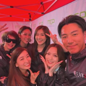 Moon Lau Instagram - 喺佢隔離，永遠都係再白兩度😂 @cheungwinghong 所以燈光師好多時都唔知就佢定就我好🤣🤣🤣 丫呢幾日好多人問：上輯你(尤麗)唔係死咗㗎咩？點解返生嘅？假死呀？雙胞胎妹妹返嚟報仇？😱 嘻嘻嘻嘻，邊有咁簡單🤭🤭 總之呢，有3個tips:🤩
1. 尤麗真係死咗，但精神長存，如果掛住佢可以睇返第一季😂
2. 一定唔係孖生呀妹咁老土😏
3. 睇已發布嘅劇照，你覺得造型比你係咩感覺/性格？
請大家盡情發揮想像力，我都好想知你哋嘅創意小天地😂😂🤩🤩 留言見♥️♥️♥️