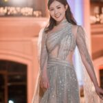 Moon Lau Instagram - 感恩 感動 很難忘的一個晚上♥️ 十年以來 遇到很多美好 很多愛 感謝一切 來得簡單而真摯 我們因為熱愛 所以熱情 且熱誠 衷心祝賀所有得獎的好友和同事 大家一起為夢想而奮鬥和努力🌟 待續…♥️ Makeup by @angelashum @angelashummakeup Hair by @ms.mattlau @mattlau_makeup Gown by @liliankan @kanalili (Unlimited support) by @ydolemw