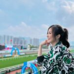 Moon Lau Instagram - 🍀喜歡 二月 好事正釀 人生總有不期而遇的溫暖 願一切美好如約而至 願你 如愿🌿 Makeup and hair by @angelashum @angelashummakeup Dress by @aliceandolivia_hongkong @aliceandolivia