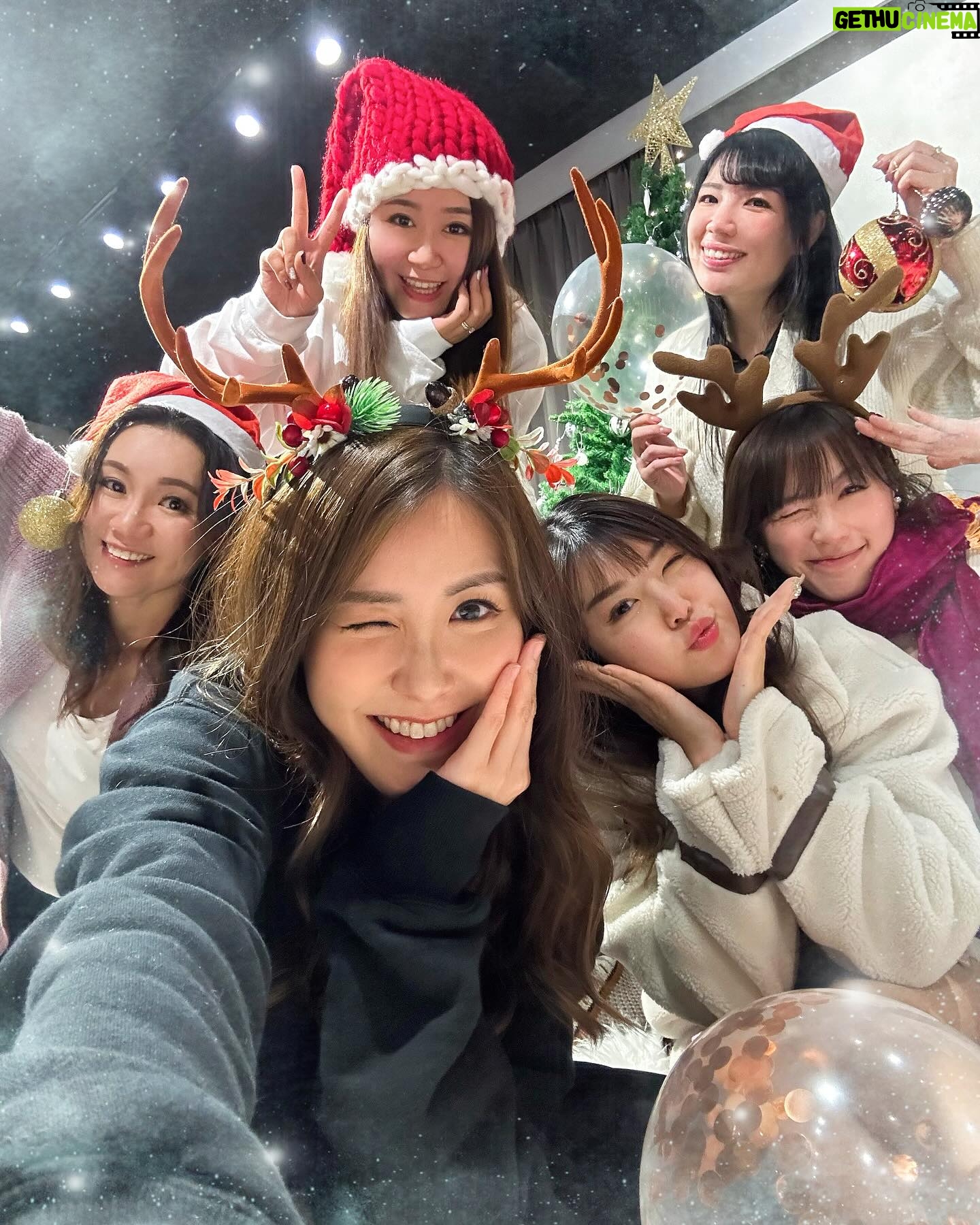 Moon Lau Instagram - ♥️🎄❄️It’s beginning to look a lot like Christmas Everywhere you go⛄️🥂🌟
