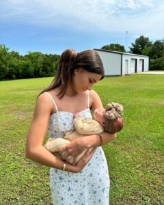 Morgan Simianer Instagram - @kassidy.brougham how are we going to tell Kinley I’m not actually her aunt, and I’m just a crazy girl that her mom met in college 😂 and became best friends with 🥹 ❤️ #auntybyheartnotbyblood