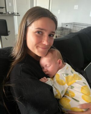 Morgan Simianer Instagram - @kassidy.brougham how are we going to tell Kinley I’m not actually her aunt, and I’m just a crazy girl that her mom met in college 😂 and became best friends with 🥹 ❤️ #auntybyheartnotbyblood