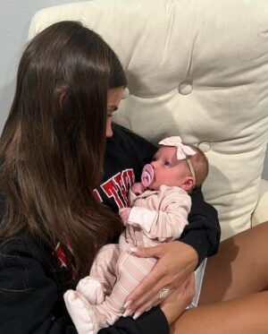 Morgan Simianer Instagram - @kassidy.brougham how are we going to tell Kinley I’m not actually her aunt, and I’m just a crazy girl that her mom met in college 😂 and became best friends with 🥹 ❤️ #auntybyheartnotbyblood