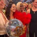 Motsi Mabuse Instagram - Absolute Bombastic ❤️❤️❤️Finale war einfach unglaublich! Ein riesiges Glückwunsch an @gabrielkelly_official & @malikadzumaev Ihr wart Hammer , aber in meinen Augen sind alle, Finalisten Sieger. Es war eine Saison voller Leidenschaft, harter Arbeit und unvergesslicher Momente. @letsdance ist weit mehr als nur eine Tanzshow. Es ist eine Reise voller Emotionen, Herausforderungen und persönlicher Entwicklungen. Jede Woche sehen wir, wie Menschen über sich hinauswachsen, Ängste überwinden und ihre Komfortzonen verlassen. Es geht nicht nur um Schritte und Technik, sondern um Herz, Seele und den Mut, sich verletzlich zu zeigen. Diese Show verbindet Menschen, erzählt Geschichten und schafft unvergessliche Momente. Es ist eine Feier des Lebens, der Leidenschaft und der Menschlichkeit. Danke an alle, die diese Magie möglich machen. #LetsDance #MehrAlsNurTanz #Emotionen #Inspiration #dankbarkeit Ich bin so dankbar für diese unglaubliche Saison von @letsdance . Ein riesiges Dankeschön an meine wunderbaren Kollegen @jorgechicaswalk und @joachim_llambi für eure Unterstützung, Leidenschaft und Hingabe. Ihr habt diese Reise zu einem unvergesslichen Erlebnis gemacht. Eure Expertise und eure positive Energie haben mich inspiriert und motiviert. Ich kann es kaum erwarten, was die nächste Saison bringt! Danke @seapointproductions @rtlplus #LetsDance #Dankbarkeit #BesteKollegen #UnvergesslicheMomente #TanzFamilieLetsDance #Finale #JederIstEinGewinner #Dankbarkeit #UnvergesslicheMomente #TanzLiebe