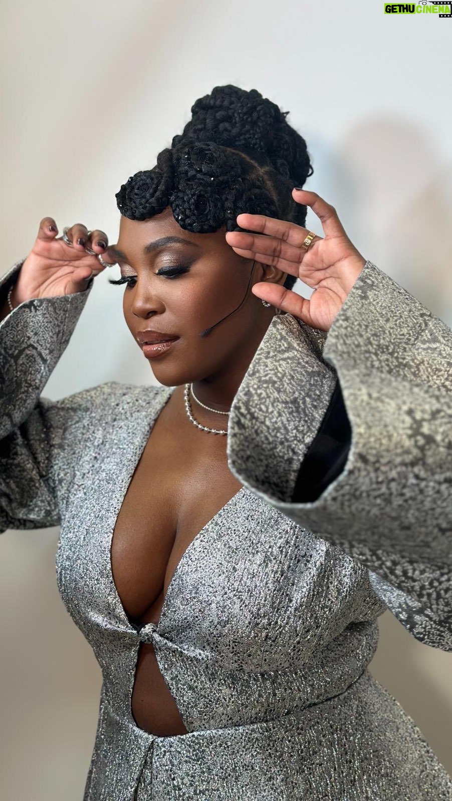 Motsi Mabuse Instagram - South Africa 🇿🇦 is calling .. ..What a show last night !!!! High energy in the room ❤️🔥❤️🔥❤️🔥❤️🔥 looking forward to our Italian night !!! #weekend Styling: @alicejuhas Hair: @slayedbyjess Make-Up: @marcosgmakeup Management: @signumbrands @karsten.biermann @frauke2312 Social Media: @carina.km @timmachtdencut @theofficialpandora