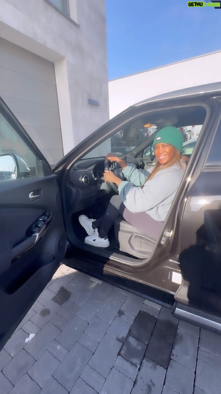 Motsi Mabuse Instagram - Anzeige // Heute kann ich tolle News mit euch teilen! 😍 Ich freue mich sehr über meine Kooperation mit @nissandeutschland! Mein neues Auto ist nicht nur stylisch, sondern hat auch technisch einiges zu bieten. Die Rückfahrkamera ist super praktisch so wie die beheizbare Frontscheibe, Vordersitze und das Lenkrad. Der Hybrid-Antrieb spart Benzin in der Stadt und bei geringen Geschwindigkeiten fährt man häufig rein elektrisch. Ich bin begeistert! 😊 #ad #nissanjuke #neuesauto PKW EnVKV: Nissan Juke N-Design 1.0 DIG-T 84 kW (114 PS) 6-Gang Schaltgetriebe, 4x2, Benziner: Energieverbrauch: 4,9 (l/100 km); CO₂-Emissionen: 111-112 (g/km); CO₂-Klasse: C @nissandeutschland