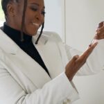Motsi Mabuse Instagram – Anzeige // Danke @theofficialpandora für die wunderschönen Charms ✨
BE LOVE ❤️ so habe ich die Möglichkeit, meine Mama und meine Tochter immer bei mir zu tragen ⭐️
#BeLove #ShotforPandora #Muttertag

@timmachtdencut 
@lukas.k_hairstylist_makeup