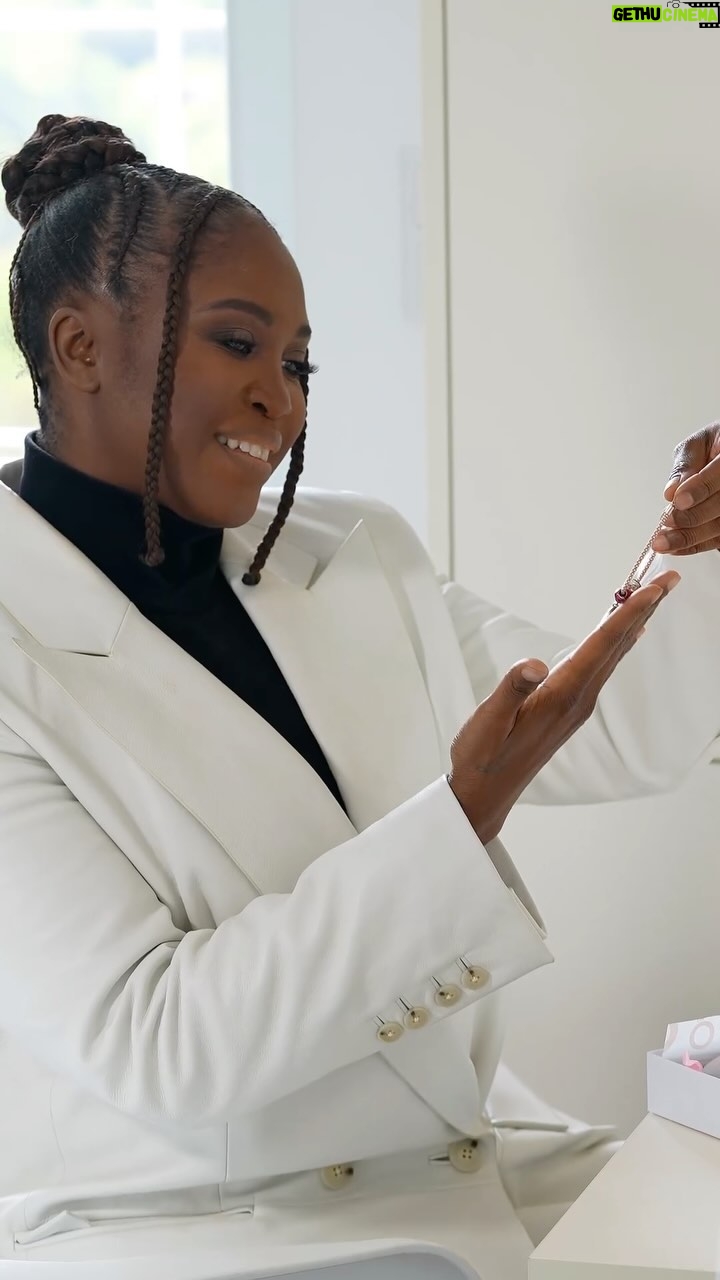 Motsi Mabuse Instagram - Anzeige // Danke @theofficialpandora für die wunderschönen Charms ✨ BE LOVE ❤️ so habe ich die Möglichkeit, meine Mama und meine Tochter immer bei mir zu tragen ⭐️ #BeLove #ShotforPandora #Muttertag @timmachtdencut @lukas.k_hairstylist_makeup