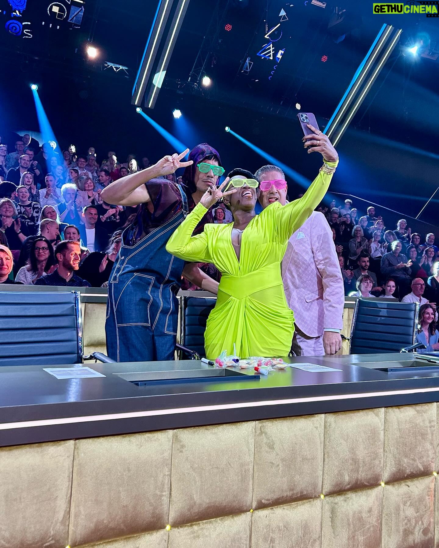 Motsi Mabuse Instagram - Can’t touch this! Jury-90s-Power 🪩❤️ #LetsDance #RTL #Tanzshow #LetsDanceBackstage #MotsiMabuse #JorgeGonzalez #JoachimLlambi