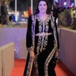 Mounia Lamkimel Instagram – غا صبرو معايا اخوتي 🤪 ولكن قفطانا همة وشان وعجبنييييي 🤣 
هامولات القفطان @zor.creations 
شكرا @yassir.ali_official  على الفيديو

النخوة فالقفاطن والتكاشط المغربية 🇲🇦💪
❤️ #مونية_لمكيمل #mounialamkimel #mounia_lamkimel #قفطان_مغربي