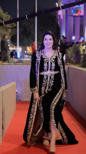 Mounia Lamkimel Instagram - غا صبرو معايا اخوتي 🤪 ولكن قفطانا همة وشان وعجبنييييي 🤣 
هامولات القفطان @zor.creations 
شكرا @yassir.ali_official  على الفيديو

النخوة فالقفاطن والتكاشط المغربية 🇲🇦💪
❤️ #مونية_لمكيمل #mounialamkimel #mounia_lamkimel #قفطان_مغربي