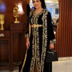 Mounia Lamkimel Instagram – اصحابي من بغداد كنسلم عليكم
فرحانة بزاف أنه فيلمي #مطلقات_الدار_البيضاء كيمثل المملكة المغربية ببغداد خلال فعاليات مهرجان بغداد السينمائي 
وطبعا القفطان المغربي الهماوي ديما حاضر فالطابي غوج😉 من امضاء الأنامل الذهبية المغربية @zor.creations 
ماكياجي وشعري من فريق عمل جميل جدا  @coiffure_mustafa @zoza_makeupartist92 
الفيلم من إمضاء عهد بن سودة وبطولة نخبة من ألمع الفنانين المغاربة ولي استمر العرض دياله فالقاعات السينمائية لأكثر من عشر أسابيع وحضى بمشاهدات عالية ناهيك عن مشاركات وجوائز دولية 💪اليوم كيحط الرحال ببغداد 
شكرا للسفارة العراقية بالمملكة المغربية على الاستقبال الراقي♥️
#مونية_لمكيمل #قفطان_مغربي #مهرجان #بغداد #السجادة_الحمراء #mounialamkimel #mounia_lamkimel #redcarpet #festival #caftan #caftanmarocain #caftan_marocain