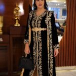 Mounia Lamkimel Instagram – اصحابي من بغداد كنسلم عليكم
فرحانة بزاف أنه فيلمي #مطلقات_الدار_البيضاء كيمثل المملكة المغربية ببغداد خلال فعاليات مهرجان بغداد السينمائي 
وطبعا القفطان المغربي الهماوي ديما حاضر فالطابي غوج😉 من امضاء الأنامل الذهبية المغربية @zor.creations 
ماكياجي وشعري من فريق عمل جميل جدا  @coiffure_mustafa @zoza_makeupartist92 
الفيلم من إمضاء عهد بن سودة وبطولة نخبة من ألمع الفنانين المغاربة ولي استمر العرض دياله فالقاعات السينمائية لأكثر من عشر أسابيع وحضى بمشاهدات عالية ناهيك عن مشاركات وجوائز دولية 💪اليوم كيحط الرحال ببغداد 
شكرا للسفارة العراقية بالمملكة المغربية على الاستقبال الراقي♥️
#مونية_لمكيمل #قفطان_مغربي #مهرجان #بغداد #السجادة_الحمراء #mounialamkimel #mounia_lamkimel #redcarpet #festival #caftan #caftanmarocain #caftan_marocain