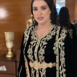 Mounia Lamkimel Instagram – اصحابي من بغداد كنسلم عليكم
فرحانة بزاف أنه فيلمي #مطلقات_الدار_البيضاء كيمثل المملكة المغربية ببغداد خلال فعاليات مهرجان بغداد السينمائي 
وطبعا القفطان المغربي الهماوي ديما حاضر فالطابي غوج😉 من امضاء الأنامل الذهبية المغربية @zor.creations 
ماكياجي وشعري من فريق عمل جميل جدا  @coiffure_mustafa @zoza_makeupartist92 
الفيلم من إمضاء عهد بن سودة وبطولة نخبة من ألمع الفنانين المغاربة ولي استمر العرض دياله فالقاعات السينمائية لأكثر من عشر أسابيع وحضى بمشاهدات عالية ناهيك عن مشاركات وجوائز دولية 💪اليوم كيحط الرحال ببغداد 
شكرا للسفارة العراقية بالمملكة المغربية على الاستقبال الراقي♥️
#مونية_لمكيمل #قفطان_مغربي #مهرجان #بغداد #السجادة_الحمراء #mounialamkimel #mounia_lamkimel #redcarpet #festival #caftan #caftanmarocain #caftan_marocain