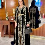 Mounia Lamkimel Instagram – اصحابي من بغداد كنسلم عليكم
فرحانة بزاف أنه فيلمي #مطلقات_الدار_البيضاء كيمثل المملكة المغربية ببغداد خلال فعاليات مهرجان بغداد السينمائي 
وطبعا القفطان المغربي الهماوي ديما حاضر فالطابي غوج😉 من امضاء الأنامل الذهبية المغربية @zor.creations 
ماكياجي وشعري من فريق عمل جميل جدا  @coiffure_mustafa @zoza_makeupartist92 
الفيلم من إمضاء عهد بن سودة وبطولة نخبة من ألمع الفنانين المغاربة ولي استمر العرض دياله فالقاعات السينمائية لأكثر من عشر أسابيع وحضى بمشاهدات عالية ناهيك عن مشاركات وجوائز دولية 💪اليوم كيحط الرحال ببغداد 
شكرا للسفارة العراقية بالمملكة المغربية على الاستقبال الراقي♥️
#مونية_لمكيمل #قفطان_مغربي #مهرجان #بغداد #السجادة_الحمراء #mounialamkimel #mounia_lamkimel #redcarpet #festival #caftan #caftanmarocain #caftan_marocain