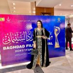 Mounia Lamkimel Instagram – اصحابي من بغداد كنسلم عليكم
فرحانة بزاف أنه فيلمي #مطلقات_الدار_البيضاء كيمثل المملكة المغربية ببغداد خلال فعاليات مهرجان بغداد السينمائي 
وطبعا القفطان المغربي الهماوي ديما حاضر فالطابي غوج😉 من امضاء الأنامل الذهبية المغربية @zor.creations 
ماكياجي وشعري من فريق عمل جميل جدا  @coiffure_mustafa @zoza_makeupartist92 
الفيلم من إمضاء عهد بن سودة وبطولة نخبة من ألمع الفنانين المغاربة ولي استمر العرض دياله فالقاعات السينمائية لأكثر من عشر أسابيع وحضى بمشاهدات عالية ناهيك عن مشاركات وجوائز دولية 💪اليوم كيحط الرحال ببغداد 
شكرا للسفارة العراقية بالمملكة المغربية على الاستقبال الراقي♥️
#مونية_لمكيمل #قفطان_مغربي #مهرجان #بغداد #السجادة_الحمراء #mounialamkimel #mounia_lamkimel #redcarpet #festival #caftan #caftanmarocain #caftan_marocain
