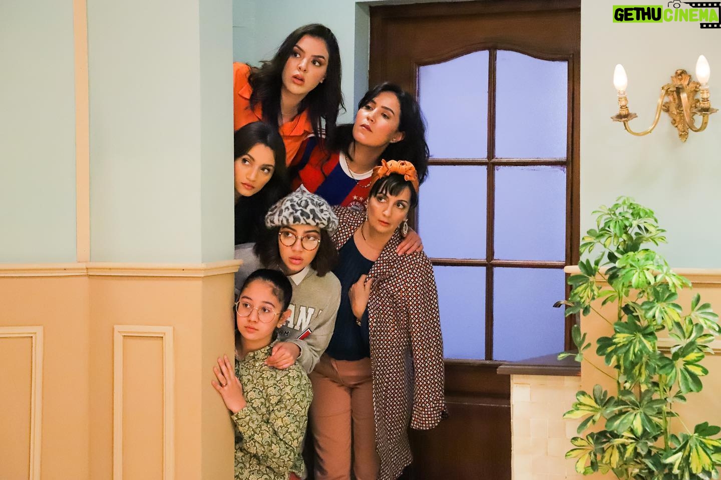 Mounia Lamkimel Instagram - كيجاتكم نورة 👀❤️ كنتمنى يكونعجبكم سيتكوم #خو_خواتاتو الي كيدوز كل نهار على قناة @2mtv مع ال 22:00 انتاج @2mtv @jacarandaprodstudios اخراج @abderrafia_elabdioui سينازيو @yahyaelfandi و @adnanemouhejja1 @mounialamkimel @adnanemouhejja1 @yahyaelfandi @hind__benjbara @salma.sairiofficial @douaa_lahyaoui_official