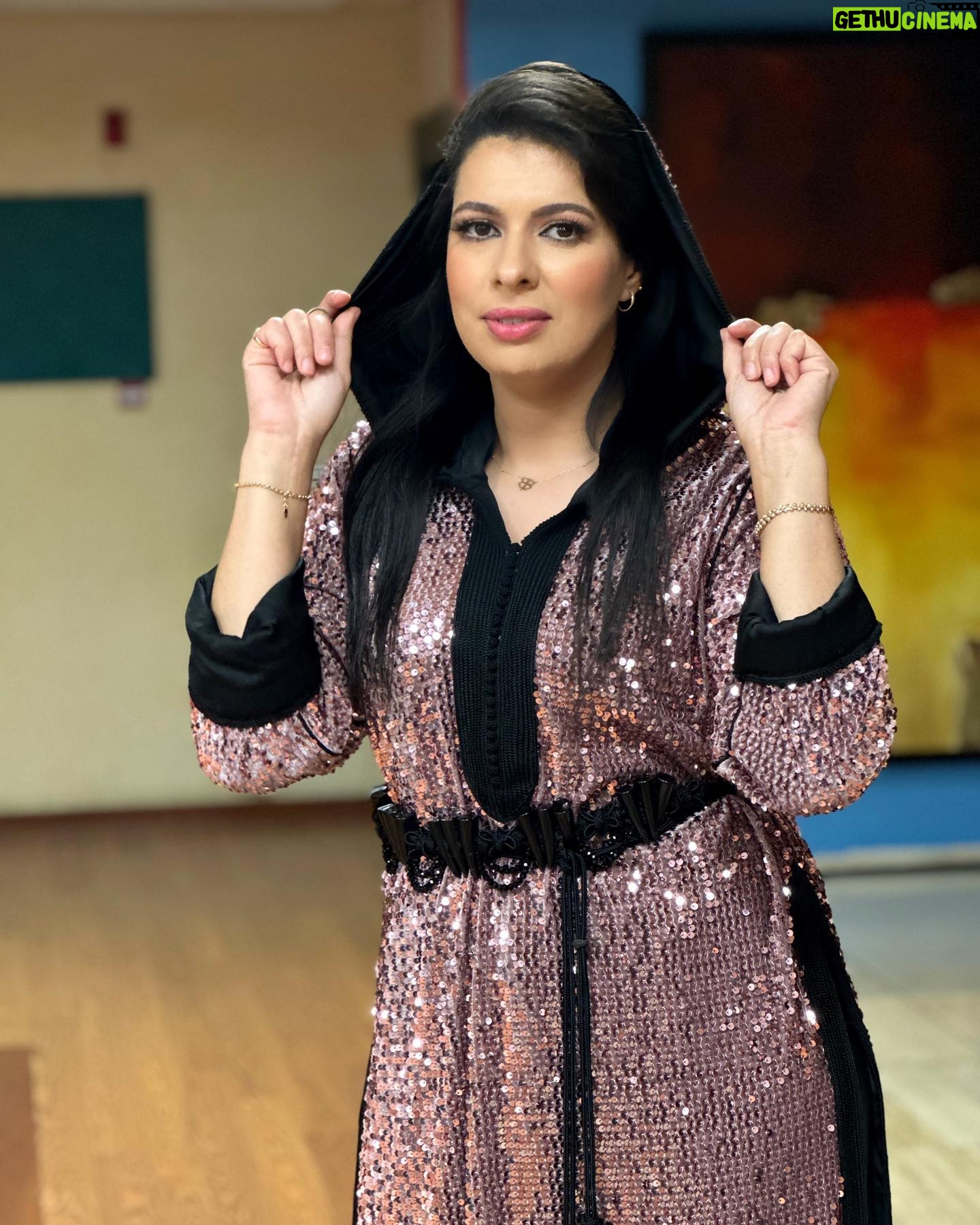 Mounia Lamkimel Instagram - لفاميلاااااا 💖🖤 لبنات كي غاديين مع تمارة الفطور والشهيوات والكوزينة الدراري كاين شي عوين ولا والو؟ حتى ايلا ماكانش قولو غا شكرا لميمات والخواتات 😒 شكرا لأحسن فريق عمل فالدنيا جليليبتي من عند طاتي البارعة @zor.creations 😍 وماكياجي والشعر من أنامل الواعر @halim_barakat_official 😍 المناسبة من بلاطو #نكتاشفو_بلادنا في القناة @2mtv مع الصديق @hichammasrar1 #mounialamkimel #mounia_lamkimel #actress #actresslife #artists #marocaine #jellabamarocaine #مونية_لمكيمل #جلابة_مغربية #pink #pinky #black