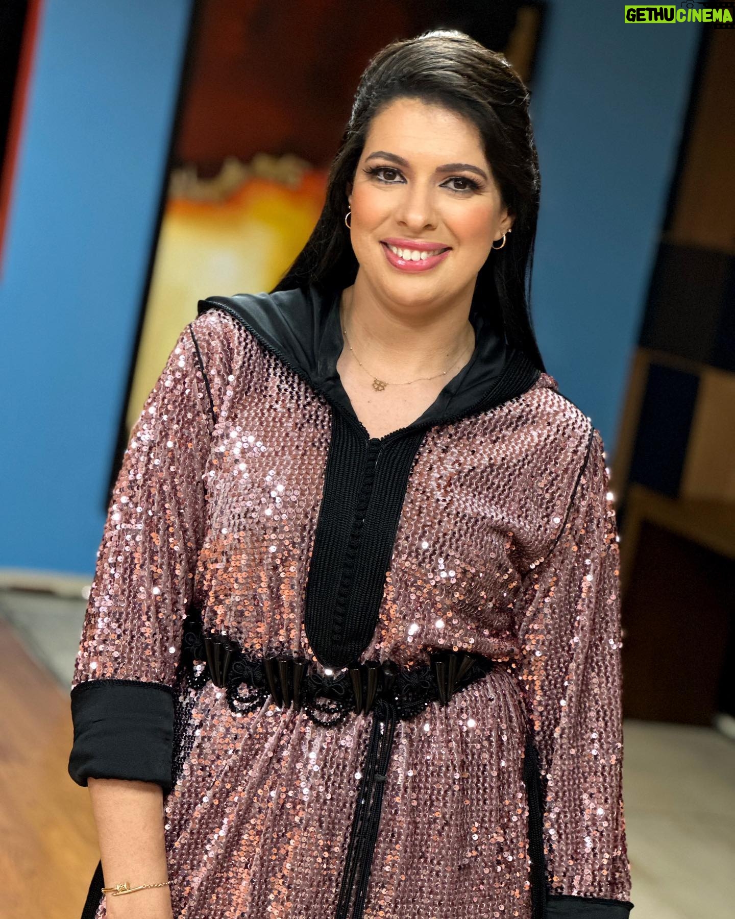 Mounia Lamkimel Instagram - لفاميلاااااا 💖🖤 لبنات كي غاديين مع تمارة الفطور والشهيوات والكوزينة الدراري كاين شي عوين ولا والو؟ حتى ايلا ماكانش قولو غا شكرا لميمات والخواتات 😒 شكرا لأحسن فريق عمل فالدنيا جليليبتي من عند طاتي البارعة @zor.creations 😍 وماكياجي والشعر من أنامل الواعر @halim_barakat_official 😍 المناسبة من بلاطو #نكتاشفو_بلادنا في القناة @2mtv مع الصديق @hichammasrar1 #mounialamkimel #mounia_lamkimel #actress #actresslife #artists #marocaine #jellabamarocaine #مونية_لمكيمل #جلابة_مغربية #pink #pinky #black