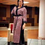 Mounia Lamkimel Instagram – لفاميلاااااا 💖🖤
لبنات كي غاديين مع تمارة الفطور والشهيوات والكوزينة 
الدراري كاين شي عوين ولا والو؟ 
حتى ايلا ماكانش قولو غا شكرا لميمات والخواتات 😒

شكرا لأحسن فريق عمل فالدنيا
جليليبتي من عند طاتي البارعة @zor.creations 😍
وماكياجي والشعر من أنامل الواعر @halim_barakat_official 😍
المناسبة من بلاطو #نكتاشفو_بلادنا في القناة @2mtv  مع الصديق @hichammasrar1 

#mounialamkimel #mounia_lamkimel #actress #actresslife #artists #marocaine #jellabamarocaine #مونية_لمكيمل #جلابة_مغربية #pink #pinky #black