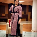 Mounia Lamkimel Instagram - لفاميلاااااا 💖🖤 لبنات كي غاديين مع تمارة الفطور والشهيوات والكوزينة الدراري كاين شي عوين ولا والو؟ حتى ايلا ماكانش قولو غا شكرا لميمات والخواتات 😒 شكرا لأحسن فريق عمل فالدنيا جليليبتي من عند طاتي البارعة @zor.creations 😍 وماكياجي والشعر من أنامل الواعر @halim_barakat_official 😍 المناسبة من بلاطو #نكتاشفو_بلادنا في القناة @2mtv مع الصديق @hichammasrar1 #mounialamkimel #mounia_lamkimel #actress #actresslife #artists #marocaine #jellabamarocaine #مونية_لمكيمل #جلابة_مغربية #pink #pinky #black