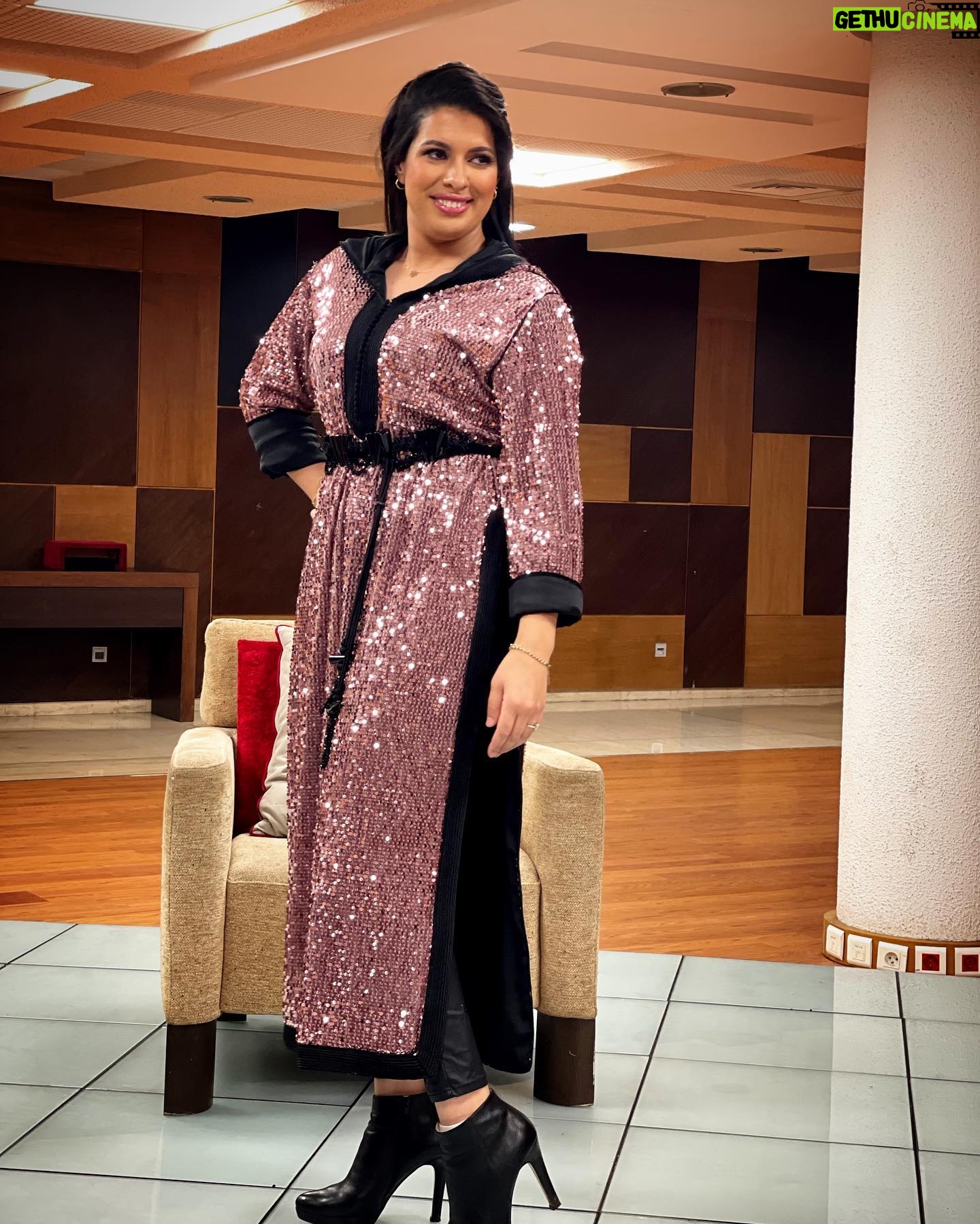 Mounia Lamkimel Instagram - لفاميلاااااا 💖🖤 لبنات كي غاديين مع تمارة الفطور والشهيوات والكوزينة الدراري كاين شي عوين ولا والو؟ حتى ايلا ماكانش قولو غا شكرا لميمات والخواتات 😒 شكرا لأحسن فريق عمل فالدنيا جليليبتي من عند طاتي البارعة @zor.creations 😍 وماكياجي والشعر من أنامل الواعر @halim_barakat_official 😍 المناسبة من بلاطو #نكتاشفو_بلادنا في القناة @2mtv مع الصديق @hichammasrar1 #mounialamkimel #mounia_lamkimel #actress #actresslife #artists #marocaine #jellabamarocaine #مونية_لمكيمل #جلابة_مغربية #pink #pinky #black