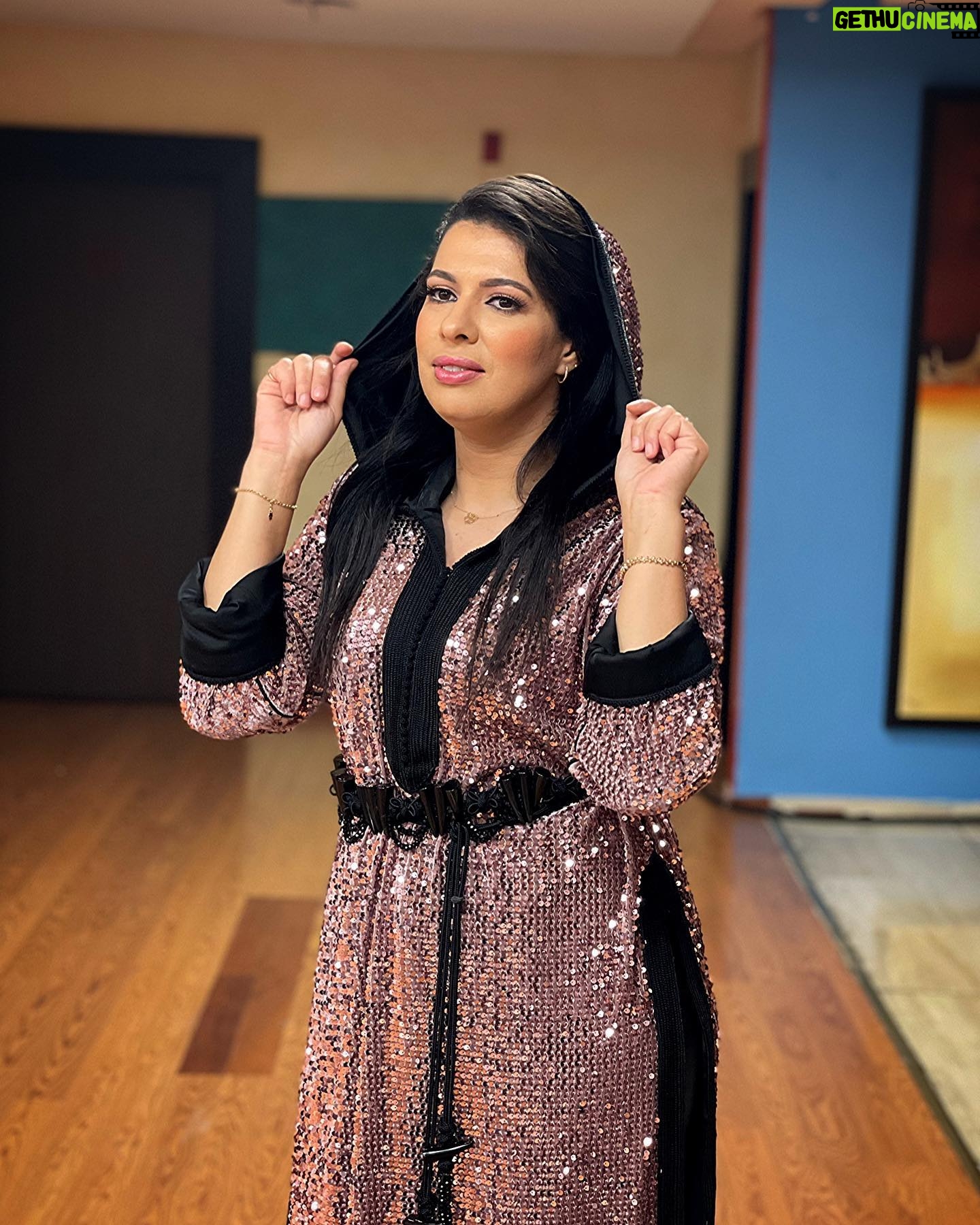Mounia Lamkimel Instagram - لفاميلاااااا 💖🖤 لبنات كي غاديين مع تمارة الفطور والشهيوات والكوزينة الدراري كاين شي عوين ولا والو؟ حتى ايلا ماكانش قولو غا شكرا لميمات والخواتات 😒 شكرا لأحسن فريق عمل فالدنيا جليليبتي من عند طاتي البارعة @zor.creations 😍 وماكياجي والشعر من أنامل الواعر @halim_barakat_official 😍 المناسبة من بلاطو #نكتاشفو_بلادنا في القناة @2mtv مع الصديق @hichammasrar1 #mounialamkimel #mounia_lamkimel #actress #actresslife #artists #marocaine #jellabamarocaine #مونية_لمكيمل #جلابة_مغربية #pink #pinky #black