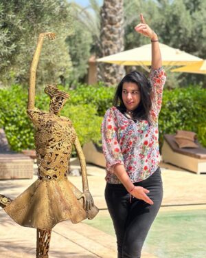 Mounia Lamkimel Instagram - أجدني دوما غارقة في بحري، تصطادني أمواج مسؤولياتي واحتياجات اطفالي وعائلتي من جهة وجولاتي المسرحية واهتماماتي المهنية من جهة أخرى 
واستغرب كيف للبعض ان يجد فراغا في حياته ليملأه بمراقبة حياة الآخرين والسخرية من آلامهم ويغوص في دائرة أسئلة من قبيل من تزوج....من طلق.... من خان.....من اشترى بيتا او سيارة ...من خضع لعمليات التجميل ..... من سُجن ....
لم أعراض وفضائح ومشاكل الناس مهمة ؟ لم نفتح نافدة بإيدينا على منصات وسائل التواصل الاجتماعي ونترك من هب ودب يسخر من بلدنا انطلاقا من فيديوهات نُسَوق لها بأسئلتنا المتكررة 
طفيليات الميديا متواجدة فالعالم بأسره وليست حكرا على بلد دون غيره ولا تمتل شعبا بأكمله هي فقط ظواهر تتغدى على فضول مُحبي الخوض في الفضائح

#mounialamkimel #mounia_lamkimel #peace #peaceful #lifestyle #life #enjoylife #مونية_لمكيمل #عيشي_حياتك #عيش_وماتحضيش #الحياة #المغرب #المغربيات_اجمل_نساء_الكون #المغربية #مغرب