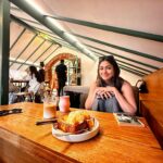 Mrunal Thakur Instagram - Sunday calories don’t count, RIGHT? 🥹🪽❣️ #kalbandbajegi #khoonimonday #rohitketaane #JMD