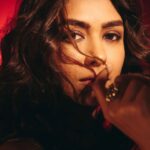 Mrunal Thakur Instagram - A royal affair... Spent a dazzling evening at the Diamond Bazaar! #SanjayLeelaBhansali sir you've created a beautiful and magical world and I can't wait for the world to experience it ❤‍🔥