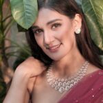 Mukti Mohan Instagram - Celebrating International Dance with diamonds and a peppy new wedding song from ORRA 💎 And here’s a fun twist! Re-create Mukti’s hook step using our audio and stand a chance to win an exciting hamper! Contest rules - ✨ Follow @orrajewellery @muktimohan ✨ Re-create the hook step using our audio and post it on your instagram by tagging @orrajewellery and @muktimohan ✨ Tag 3 more people encouraging them to participate and get brownie points So what are you waiting for? Show us your dance moves now ❤️