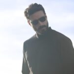 Murilo Cezar Instagram – enquanto organizo tudo da viagem, um pouco dos meus essentials aqui no feed

óculos @raenbr
look @senplo 

by @iamvictorlisboa