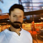 Murilo Cezar Instagram – #2024

“ Não desejo a você um ano maravilhoso, onde tudo é bom. Esse é um pensamento mágico, infantil e utópico. Desejo que você seja encorajado a se olhar e a se amar como você é. Tenha amor próprio suficiente para travar muitas batalhas,  e  humildade em saber que existem batalhas impossíveis de vencer para aqueles que acham que não vale a pena lutar. 

Desejo que você aceite que existem realidades que não podem ser modificadas e que existem outras que, se você fugir do local da reclamação, poderá mudar. Deixe o “eu não posso” e reconheça  o “eu não quero”.

Desejo que você ouça a sua verdade, e diga-a, com plena consciência de que é apenas a sua verdade, não a do outro. Que você se exponha ao que teme,  porque é a única maneira de superar o medo. Que você aprenda a tolerar os “desafios” do outro, porque você também tem os seus, e isso cancela a possibilidade de reivindicar. Não se condene por estar errado, você não é todo-poderoso.  Cresça, onde e quando quiser.

Não desejo que 2024 traga felicidade.
Eu desejo que você seja feliz, seja qual for a realidade que você tem que viver.

Deixe a felicidade ser o caminho, não a meta…”