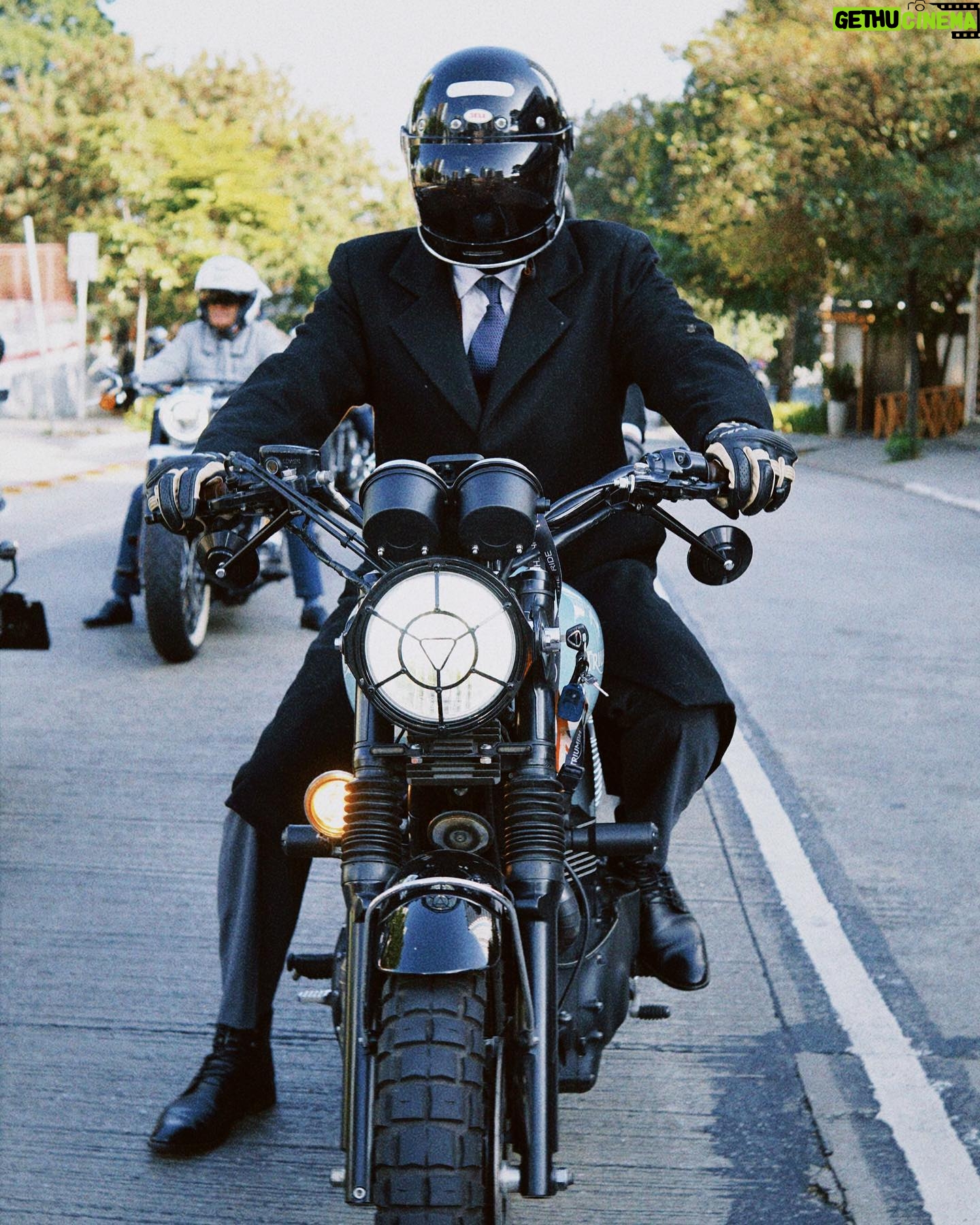 Murilo Cezar Instagram - hoje é o dia do #DGR | Distinguished Gentleman's Ride | um evento pra quem ama moto e o universo clássico | esse ano não pude estar, mas estou bem representado pelo pessoal da @atlanticcustomstudio by @triumphbr | o evento é mundial, com doações em prol do desenvolvimento de pesquisar contra o câncer e doenças mentais | #DGR #triumphmotorcycles #bonneville