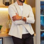 Murilo Cezar Instagram – Em todos os vídeos da campanha do Casas Tiê, tive como parceira, uma marca que conversa diretamente com a elegância masculina | @senplo 

Marca nacional, baseada na nossa cultura, trazendo simplicidade e conforto, alinhado a um luxo discreto, com design e escolha cuidadosa dos materiais. 

A sofisticação no conceito de Village do Tiê com a elegância e modernidade da Senplo, foi um casamento perfeito. 

Obrigado @mr.rafaelschneider e toda família Senplo.