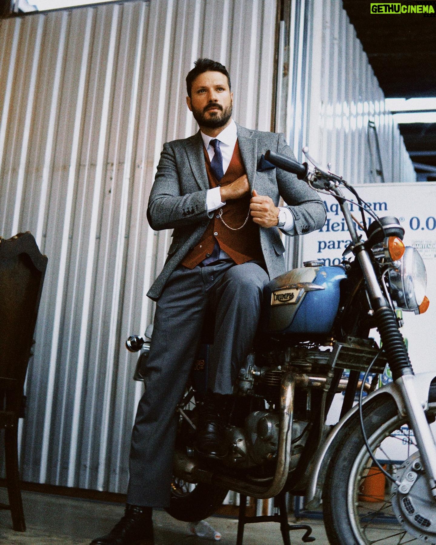 Murilo Cezar Instagram - hoje é o dia do #DGR | Distinguished Gentleman's Ride | um evento pra quem ama moto e o universo clássico | esse ano não pude estar, mas estou bem representado pelo pessoal da @atlanticcustomstudio by @triumphbr | o evento é mundial, com doações em prol do desenvolvimento de pesquisar contra o câncer e doenças mentais | #DGR #triumphmotorcycles #bonneville