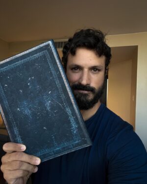 Murilo Cezar Instagram - pra você que assim como eu é fã de uma papelaria, te convido a conhecer a @sohopapelaria | lá eu encontrei uma grande variedade dos meus cadernos preferidos, canetas premium e diversos outros materiais que nos inspiram no processo criativo.

o link está nos stories, juntamente com o cupom | MURILOCEZAR | especialmente pra vocês. 

deixei também uma aba com meus favoritos pra vocês conhecerem. 

uma excelente escrita pra todos!